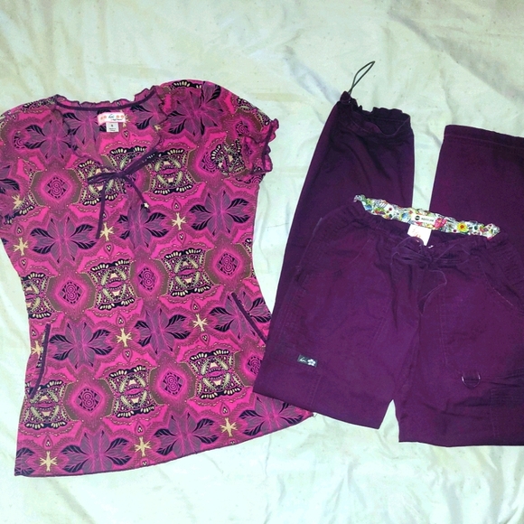Koi Scrub Set Pinks & Burgundy Sm Top & XXS Pants